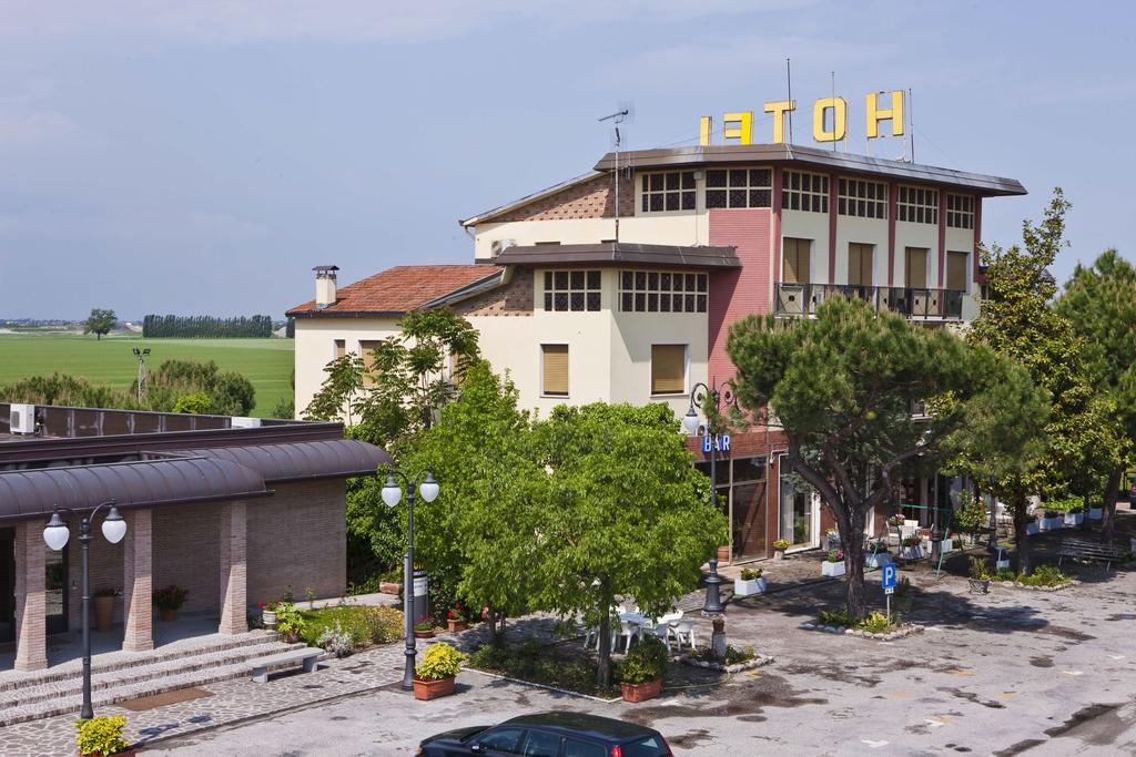 Hotel Adriatico Borgo Fosso Ghiaia Esterno foto